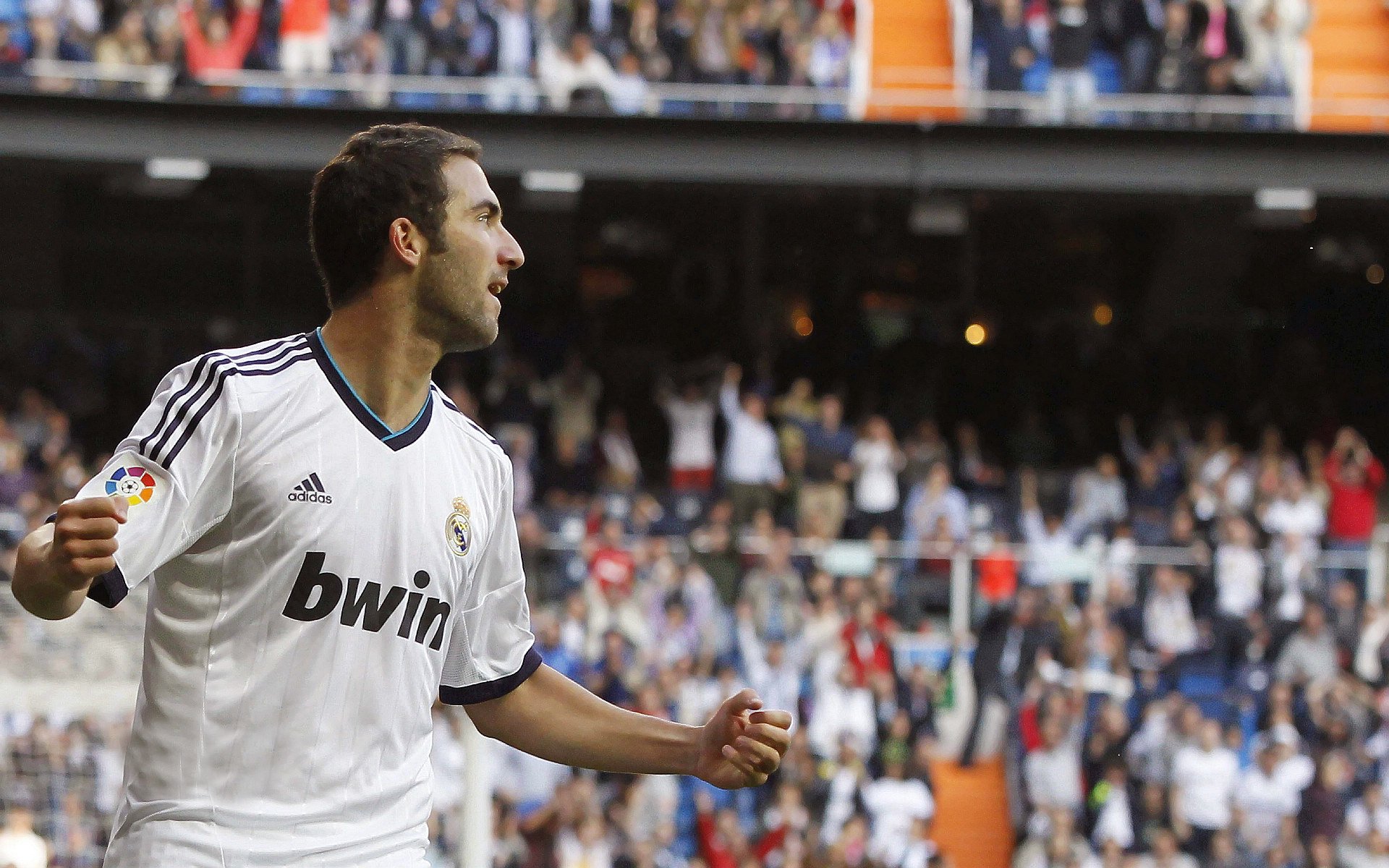 kering.com-_比赛氛围火热：现场欢呼声经久不息_，比赛现场气氛活跃